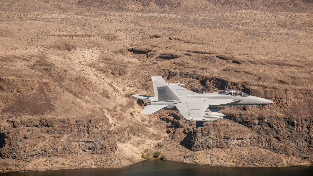 EA-18G咆哮机飞机在沙漠地形和水上。