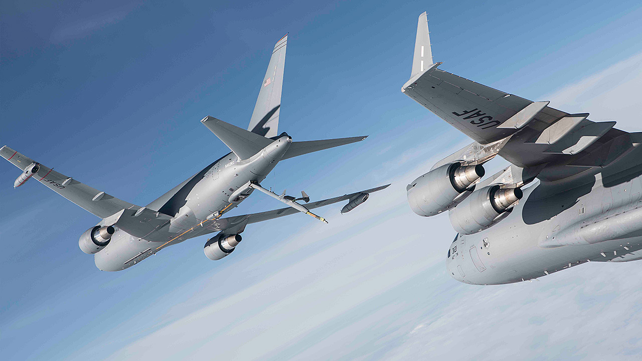 KC-46A罐车的图片,飞机繁荣延伸,准备加油。