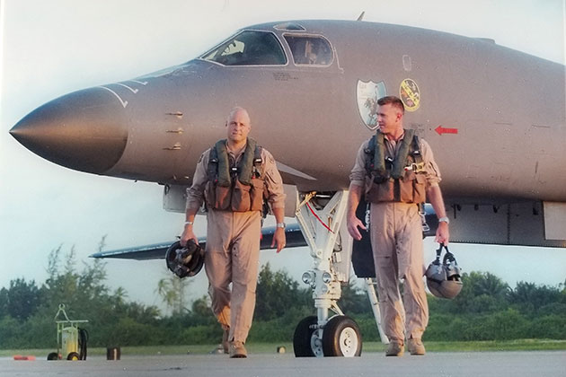 williamhill波音公司团队成员西安德森(左)和罗伯·盖斯(R)飞在战斗中b - 1,用他们的经验来识别和修改飞机现代化的机会。
