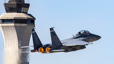 williamhill波音F-15EX在圣路易斯上空
