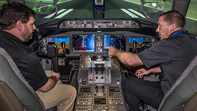 williamhill波音工程师在777-9飞行甲板模拟器