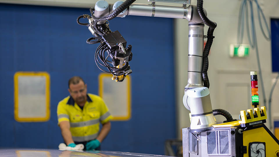 在澳大利亚，机器人与人类一起为航空航天公司工作