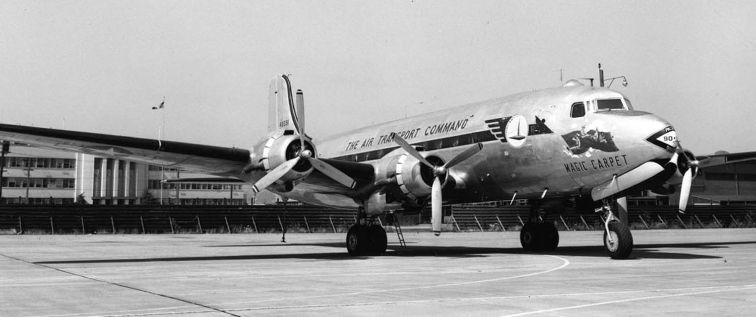 航空运输司令部魔毯飞机的历史照片。