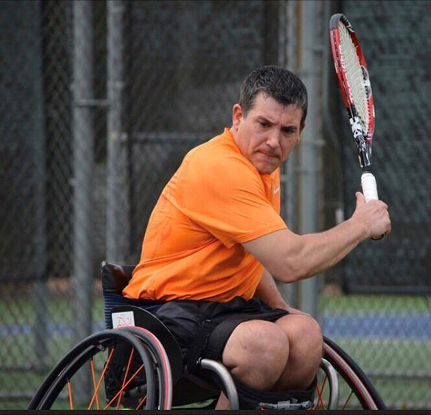 安东尼·安德森玩专业的轮椅网球。