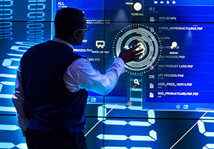 互动与计算机屏幕的人的图片。